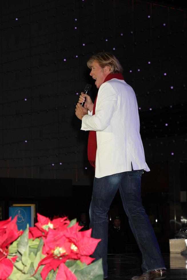 los angeles, nov 22 - jack wagner beim 2011 hollywood christmas parade konzert beim universal citywalk am 22. november 2011 in los angeles, ca foto