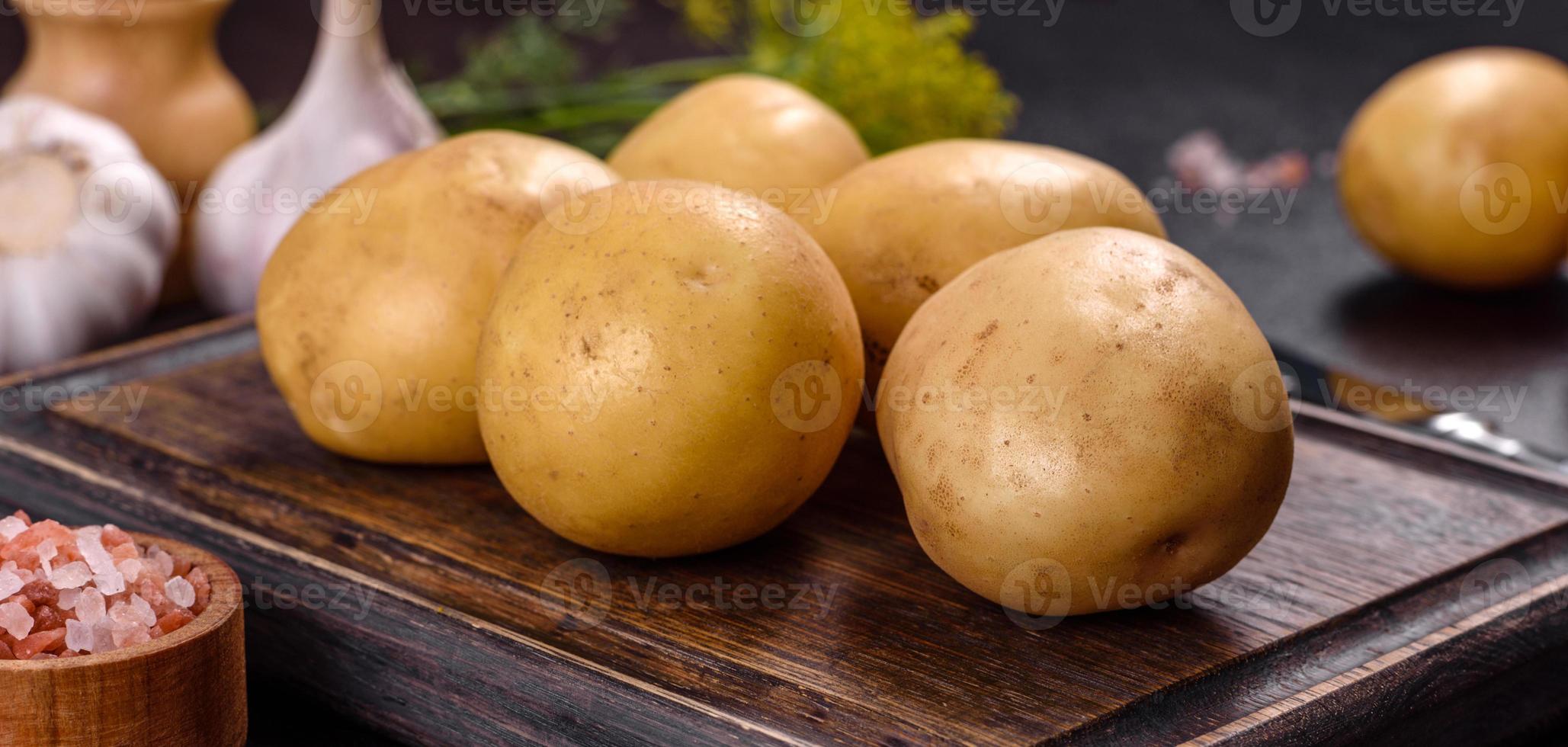 ein Haufen junger Kartoffeln auf dem Tisch. die Vorteile von Gemüse foto