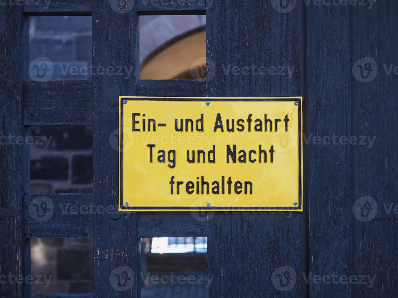 ein- und ausfahrt tag und nacht frei deutsches schild lassen foto