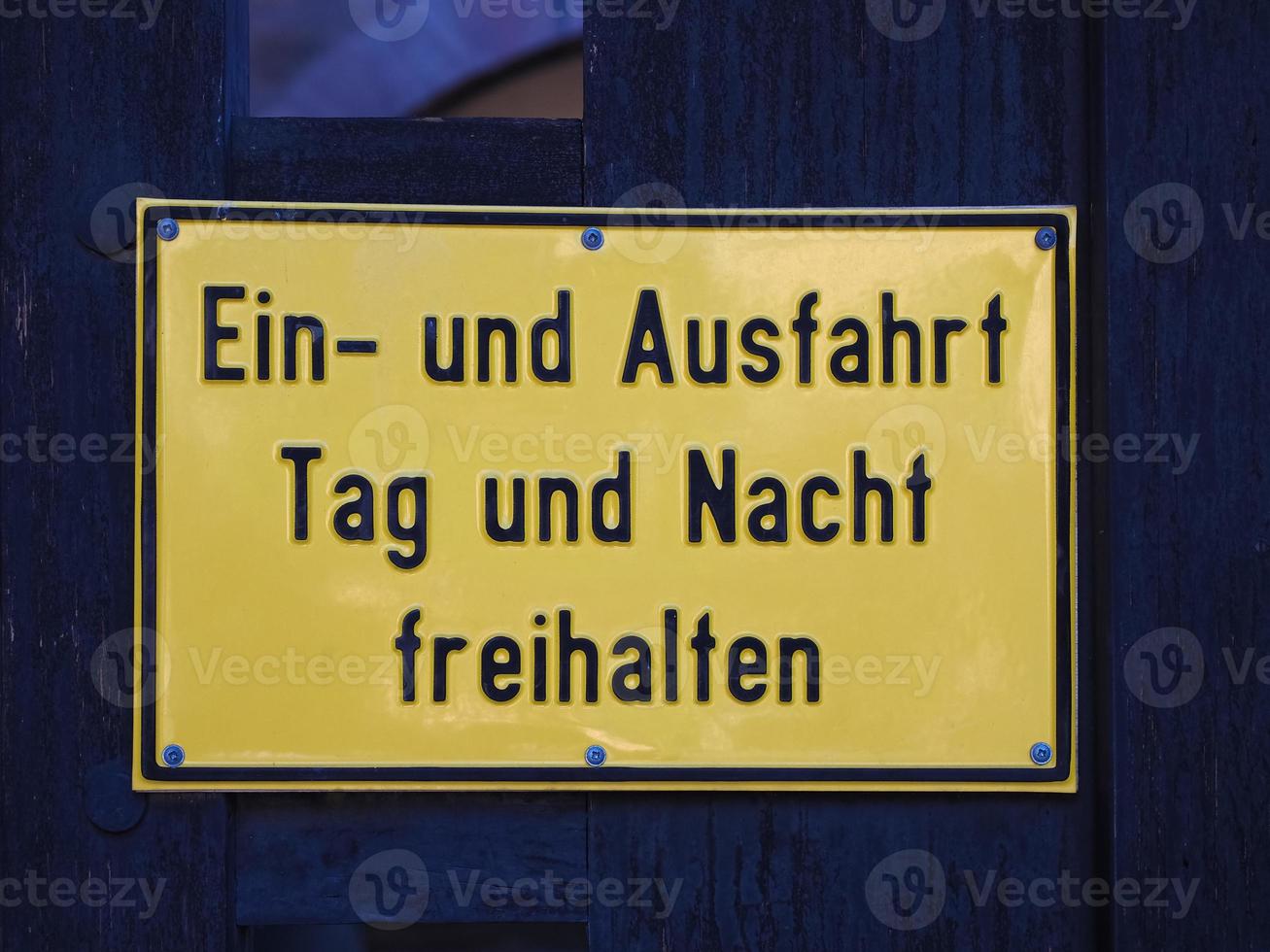 ein- und ausfahrt tag und nacht frei deutsches schild lassen foto