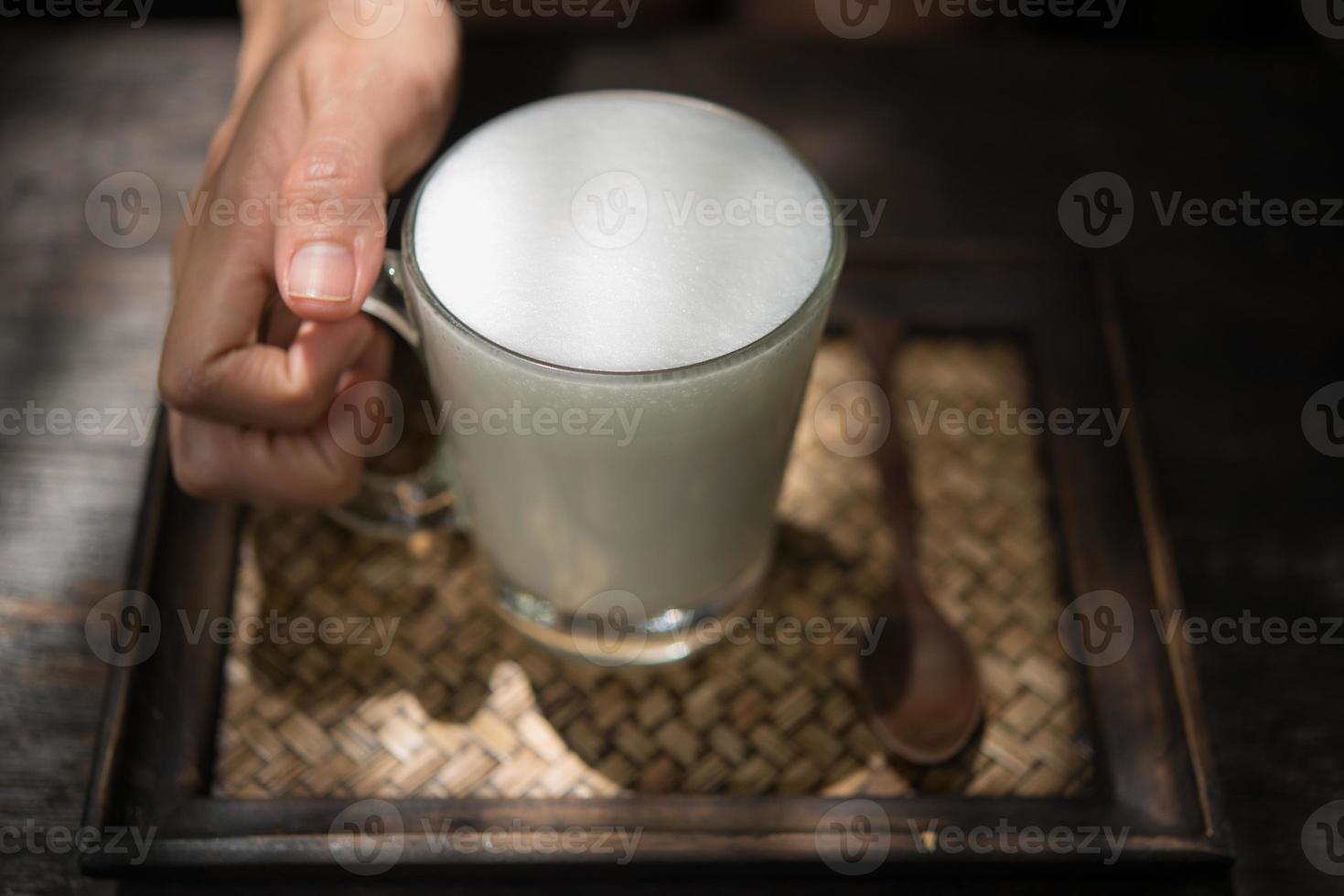 Frau hält ein Glas heiße Milch entspannen foto