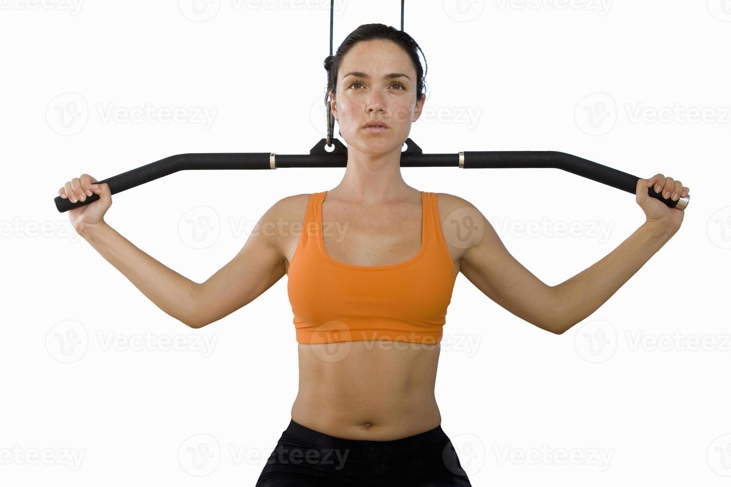 junge Frau im Fitnessstudio, ausgeschnitten foto