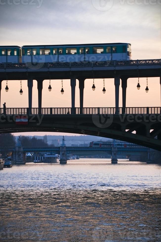 Bir Hakeim Brücke mit U-Bahn und Silhouette foto