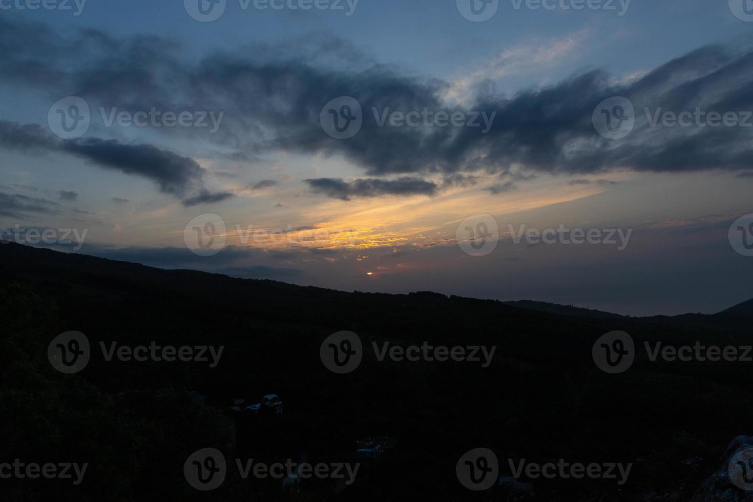 Gebirgstal bei Sonnenaufgang. natürliche Sommerlandschaft foto