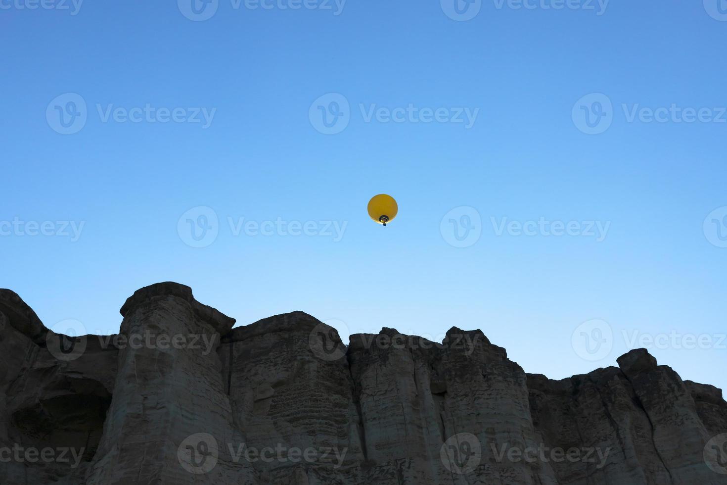 bunter heißluftballon, der am himmel fliegt. foto