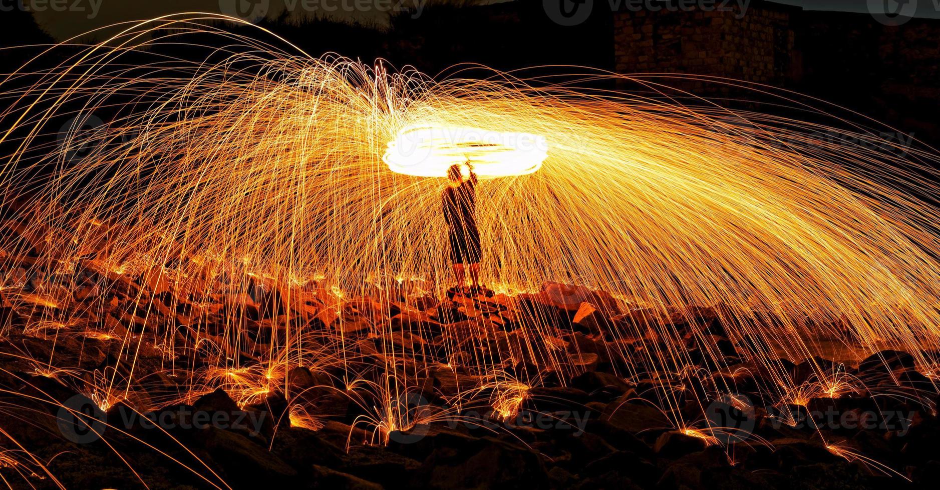 brennendes Feuerwerk aus Stahlwolle foto