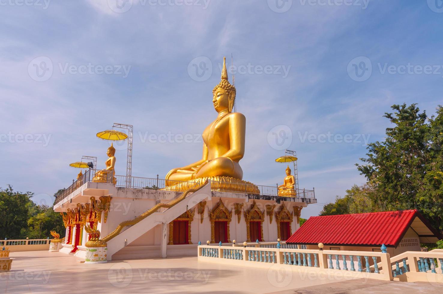 großer schöner goldener buddha in wat phathep nimit foto