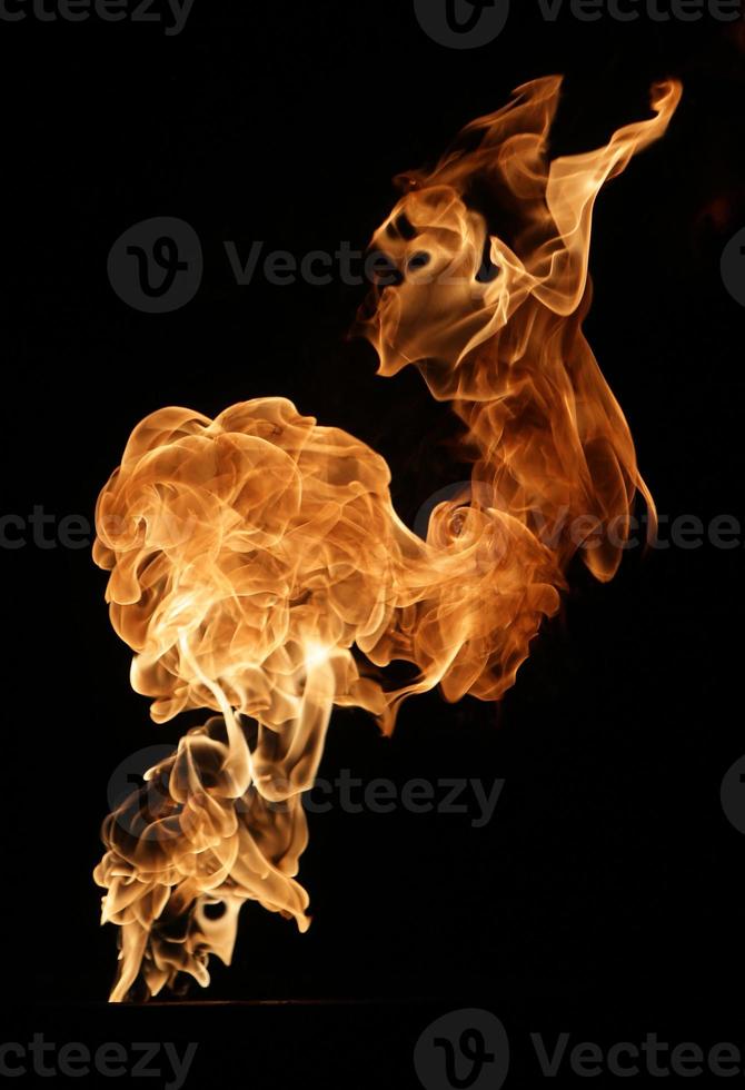 Feuer isoliert auf schwarz foto
