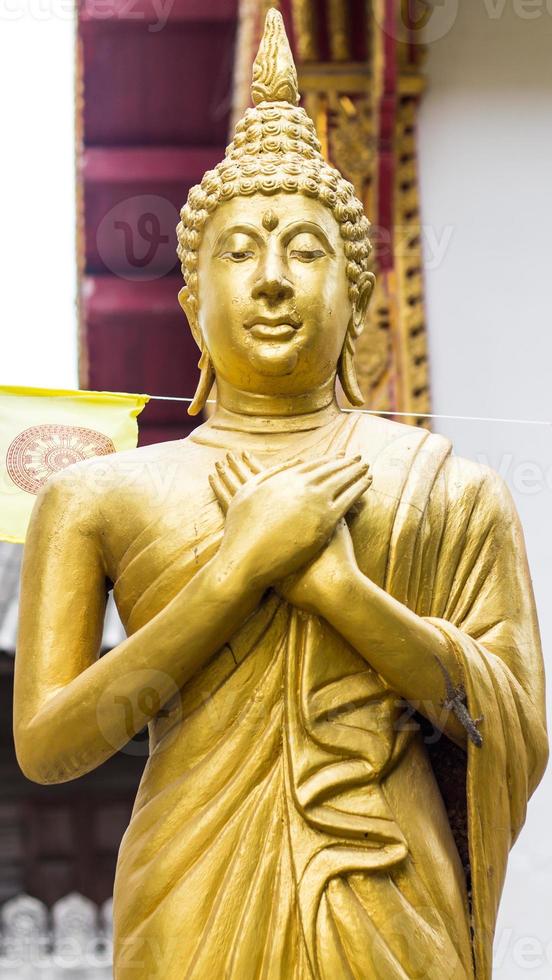 stehende thailändische goldene Buddha-Statue foto