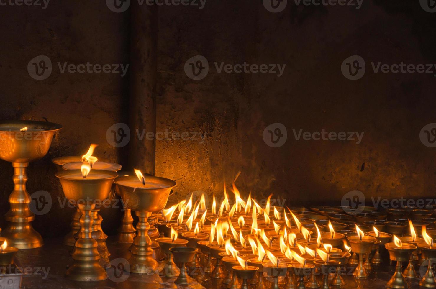 Kerzen im Tempel in Kathmandu foto
