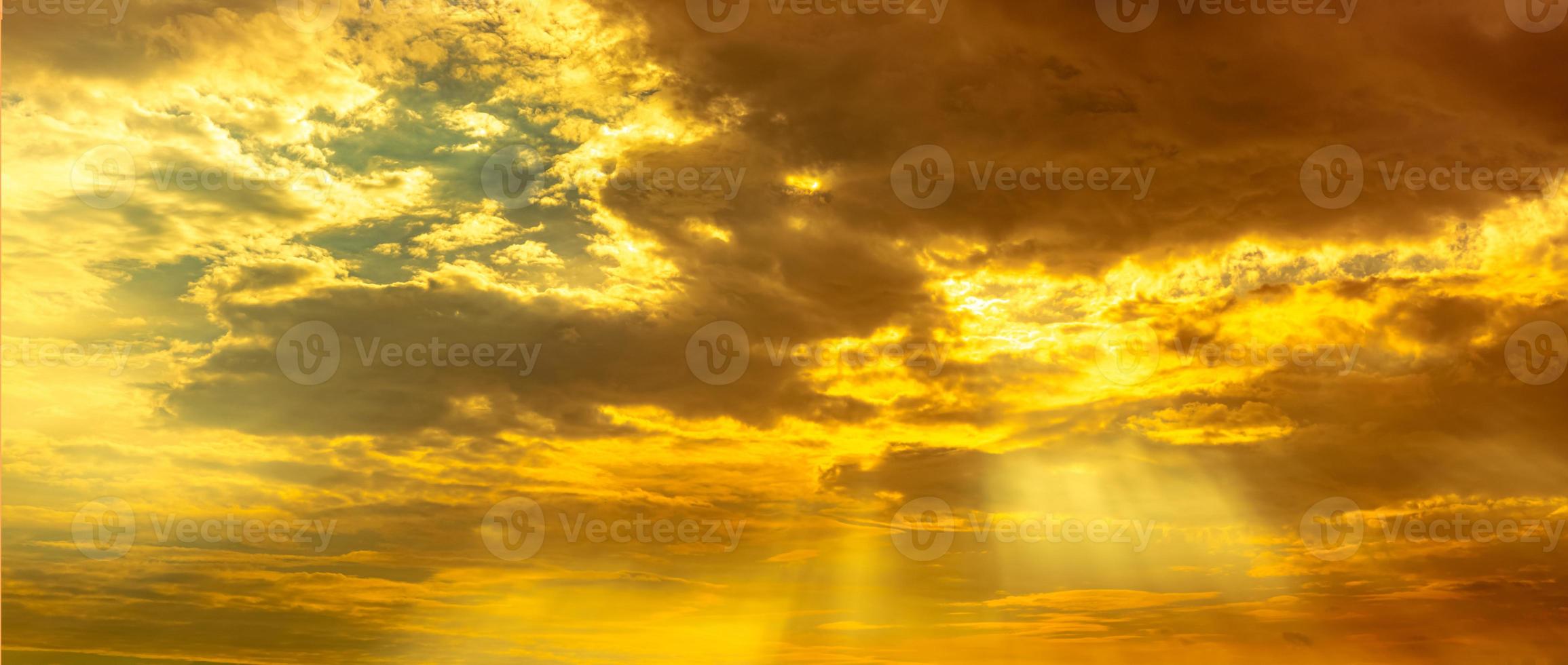 Gott Licht. Dramatischer goldener bewölkter Himmel mit Sonnenstrahl. gelbe Sonnenstrahlen durch goldene Wolken. gottlicht vom himmel für hoffnung und treues konzept. glaube an Gott. schöner sonnenlichthimmelhintergrund. foto