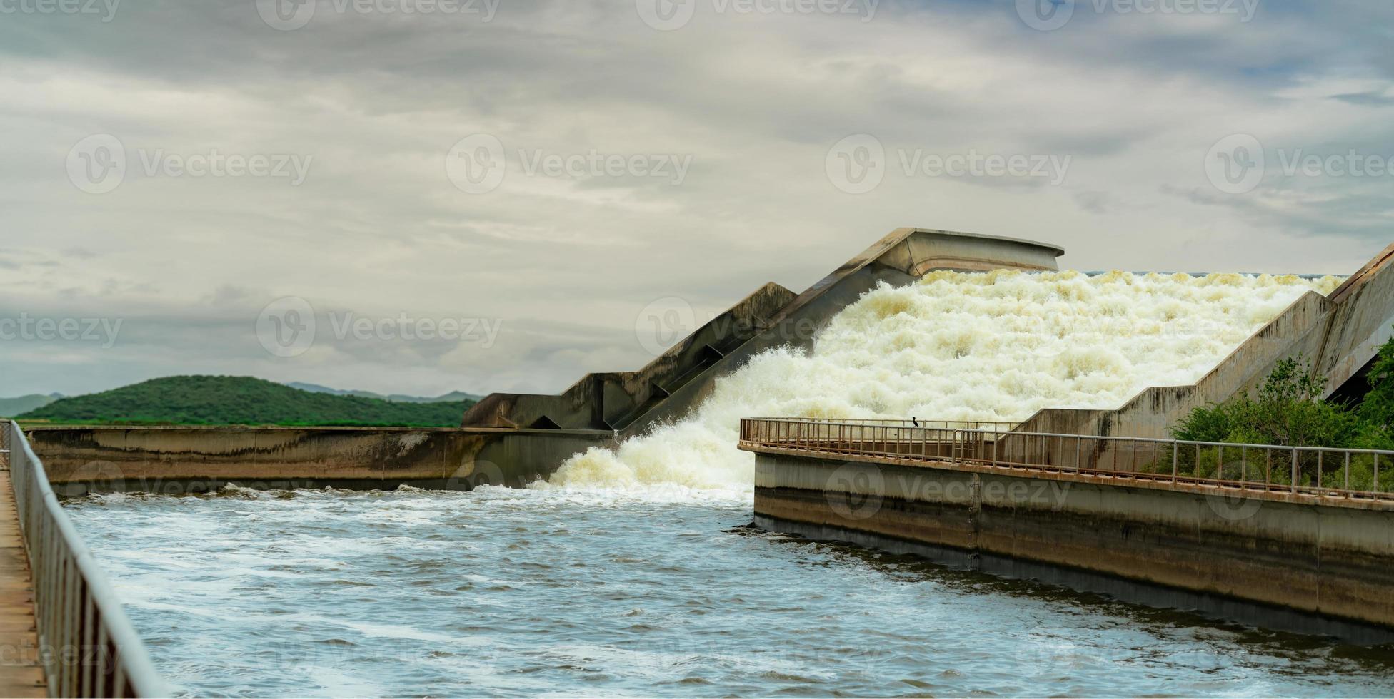 Entwässerungskanal Wasserbrücke. Wasserverwaltung. Kraft des Wassers. Brückenkonstruktion aus Beton. Infrastruktur. künstliches Aquädukt zum Transport von Wasser für Landwirtschaft und Wasserkraft. foto