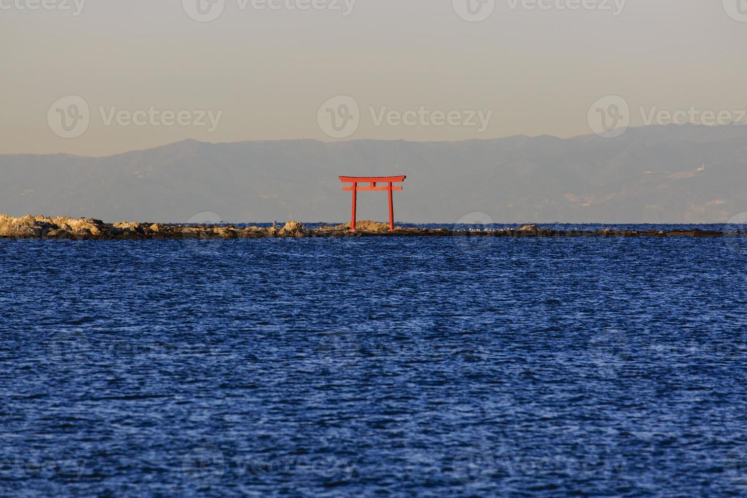 japanisches Torii-Tor im Wasser foto