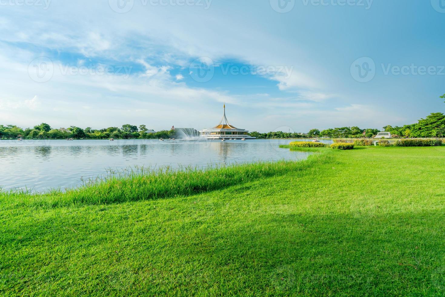 See und grüne Wiese im Park. Wasserkreislauf im See in der Nähe des Pavillons. Rasen und Garten im Park im Sommer. grüner Baum und Wiese. Picknick im Urlaub. die leute entspannen sich und haben aktivitäten im park. foto