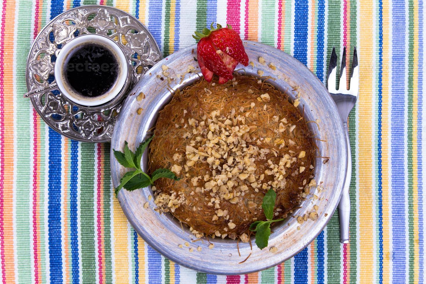 Kunefe Dessert mit türkischem Kaffee foto