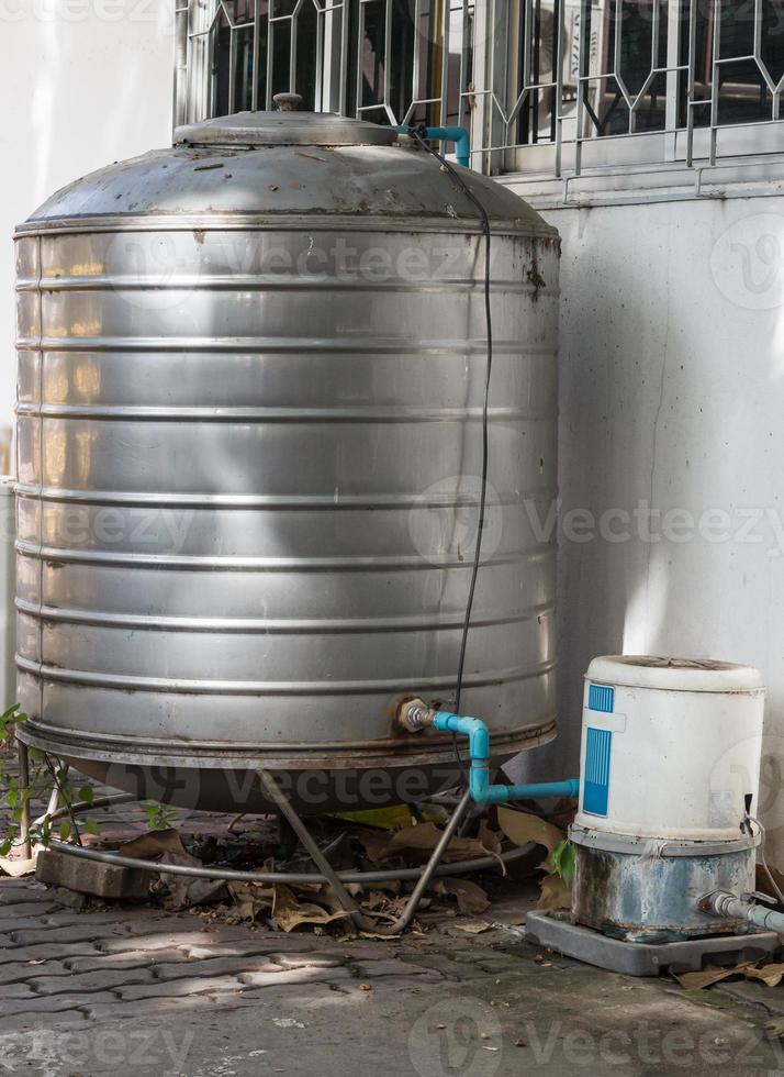 alter Wassertank aus Edelstahl foto