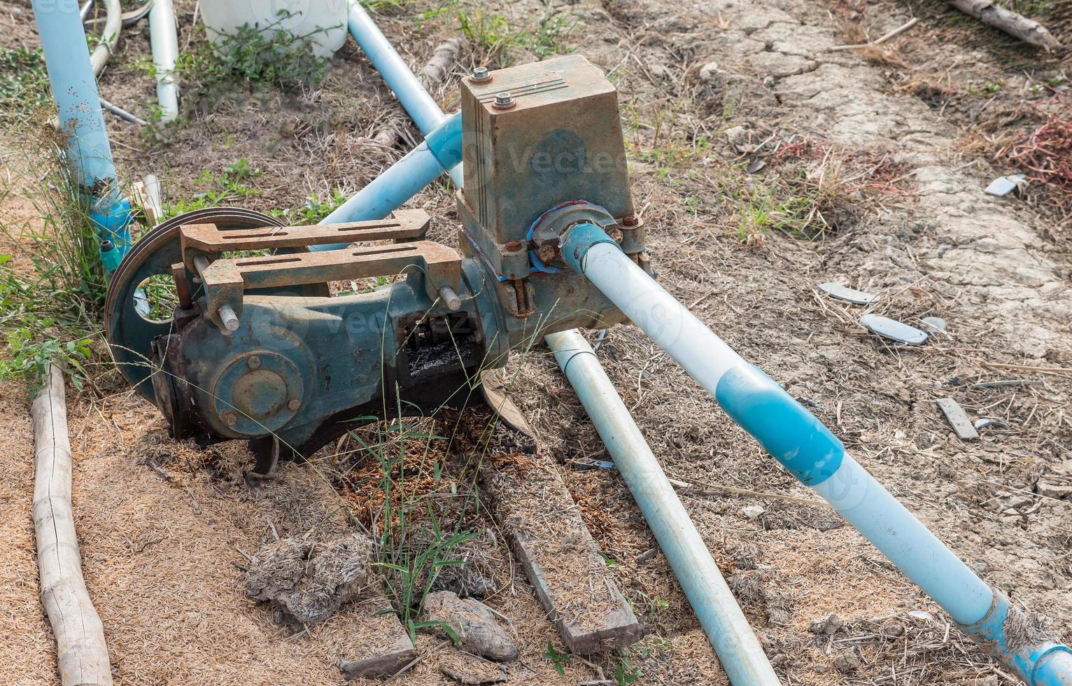 alte Wasserpumpe für den Einsatz in der Blumenfarm. foto