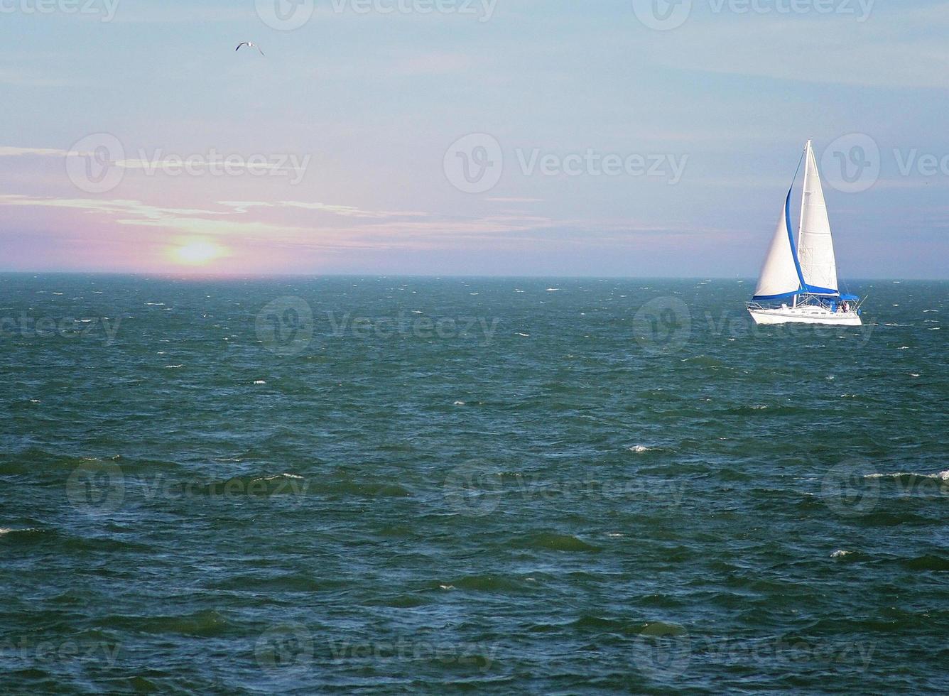 Segelboot auf See foto