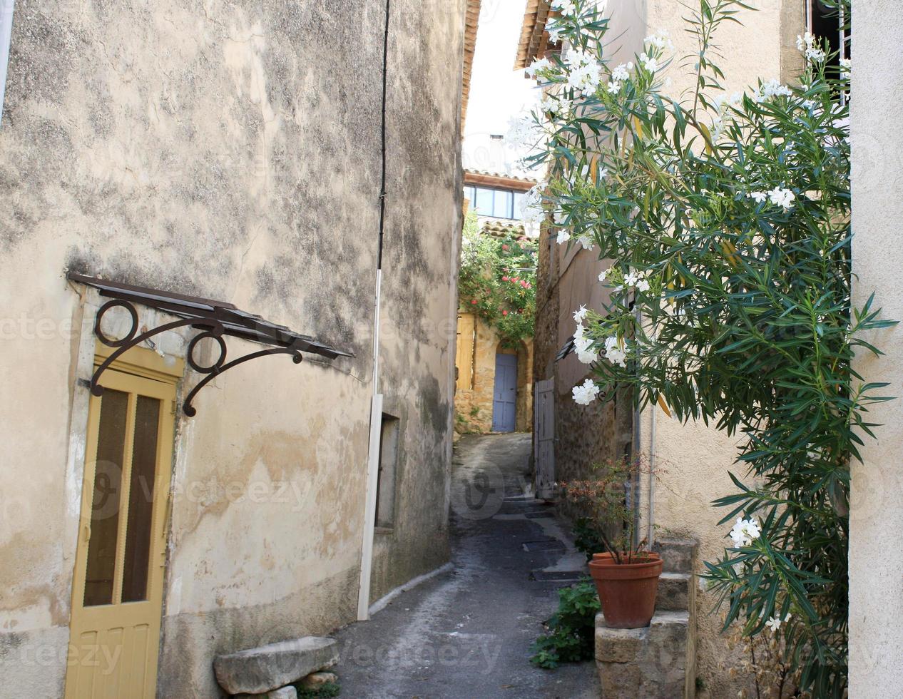 Gasse in einem kleinen französischen Dorf foto