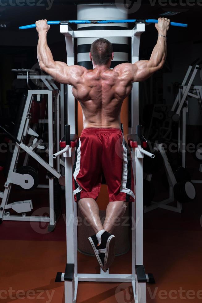 Bodybuilder machen Übung für den Rücken foto