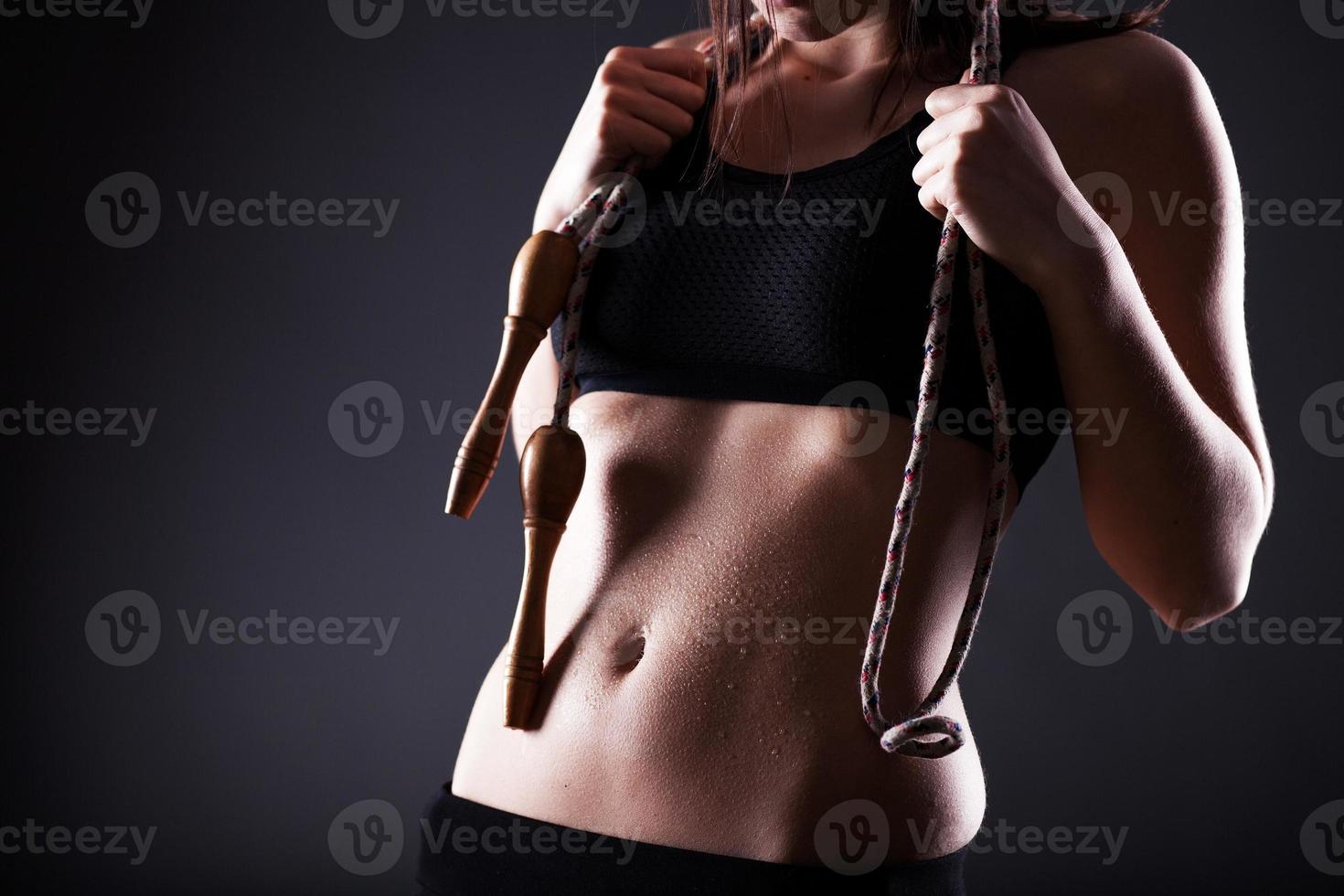 Fitnessfrau nach dem Training mit Springseil foto