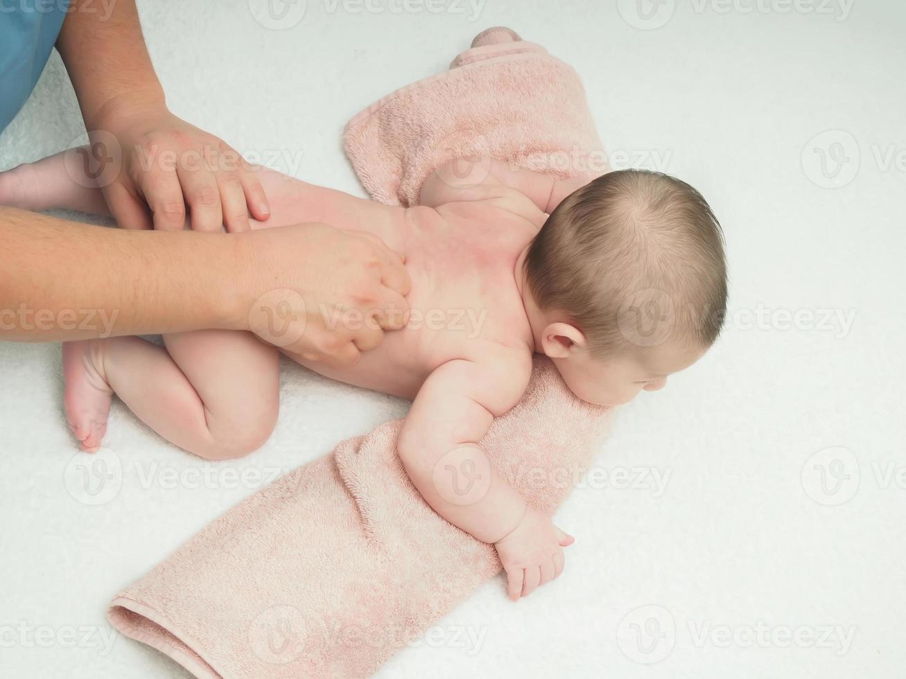 Arzt Massage kleines kaukasisches Baby foto