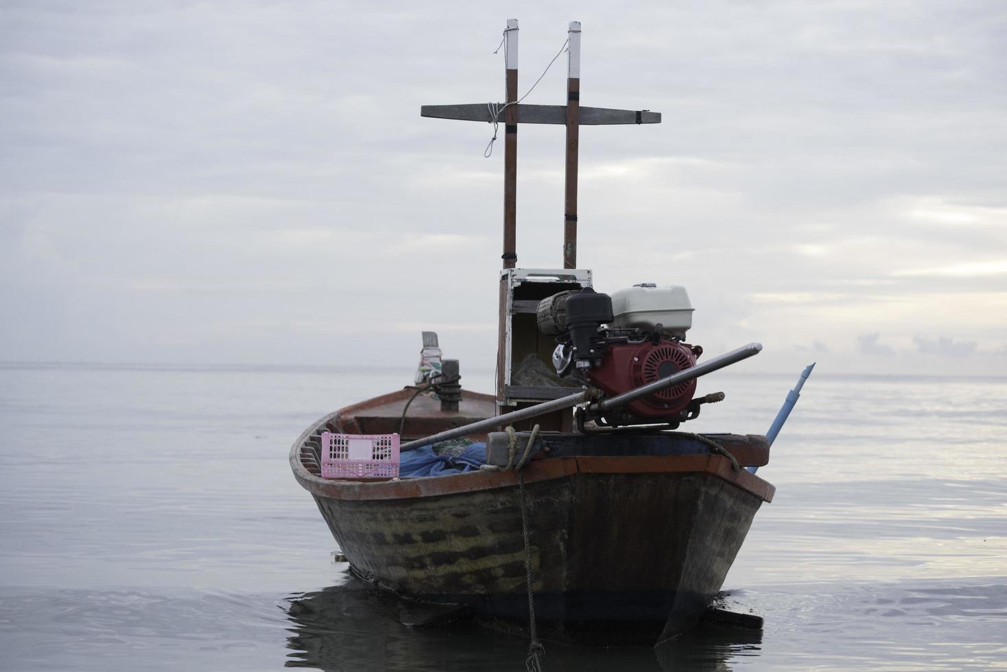 ein Fischerboot auf dem Meer foto