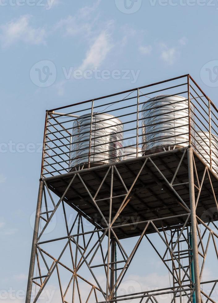 Wassertank aus Stahl auf dem Metallturm foto