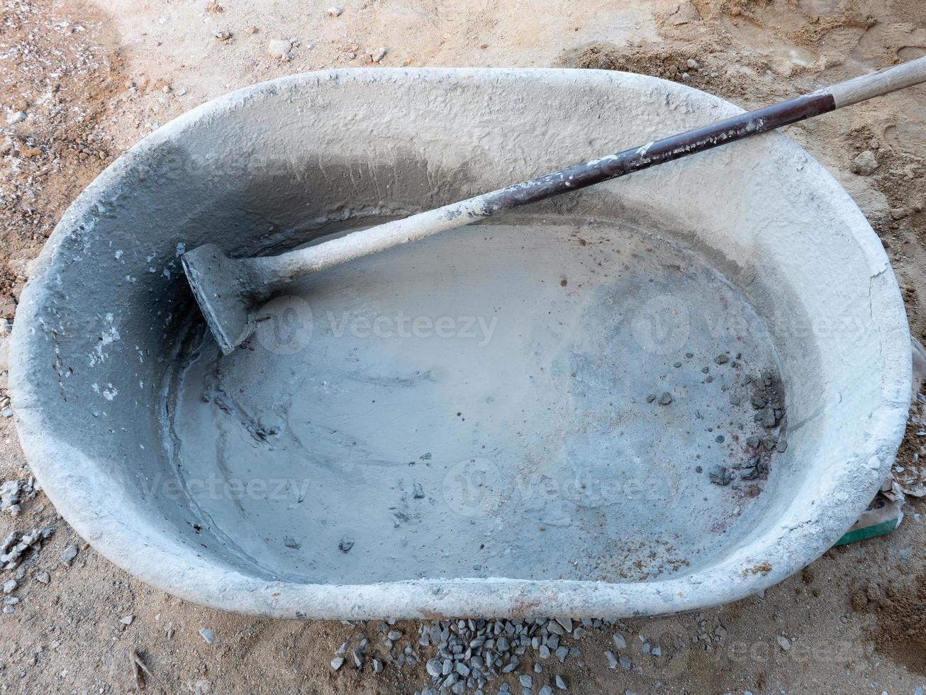 großer Plastikeimer zum Anmischen des Zementmörtels. foto