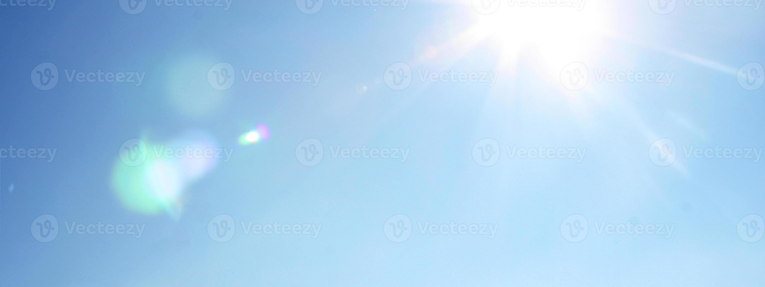 Blauer Himmel an einem sonnigen Tag mit Sonnenlicht. foto