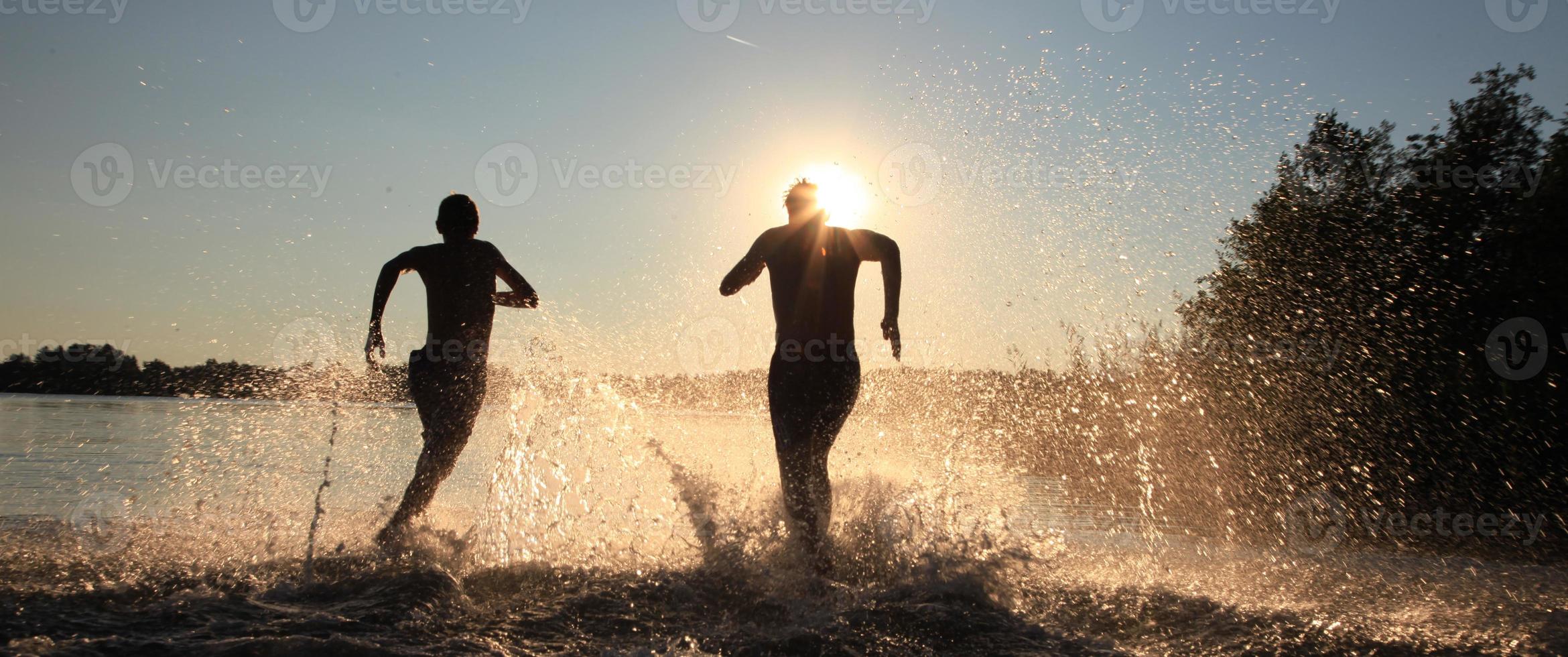 gruppe von freunden, die spaß am strand haben. foto