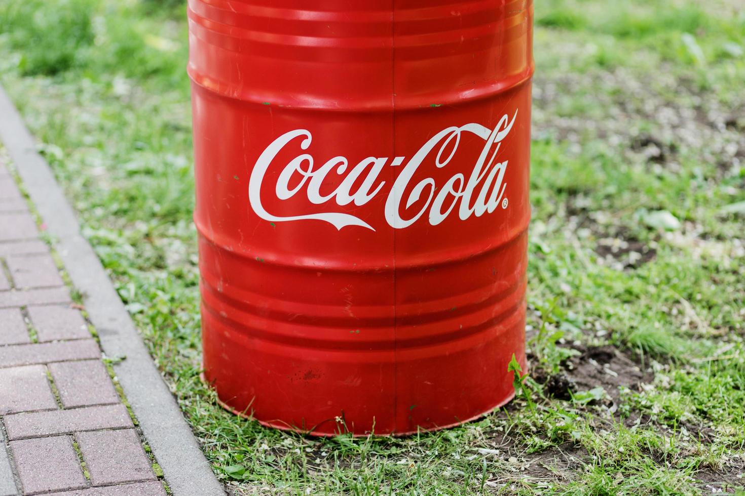 minsk, weißrussland, juni 2022 - rotes fass mit dem coca-cola-logo foto