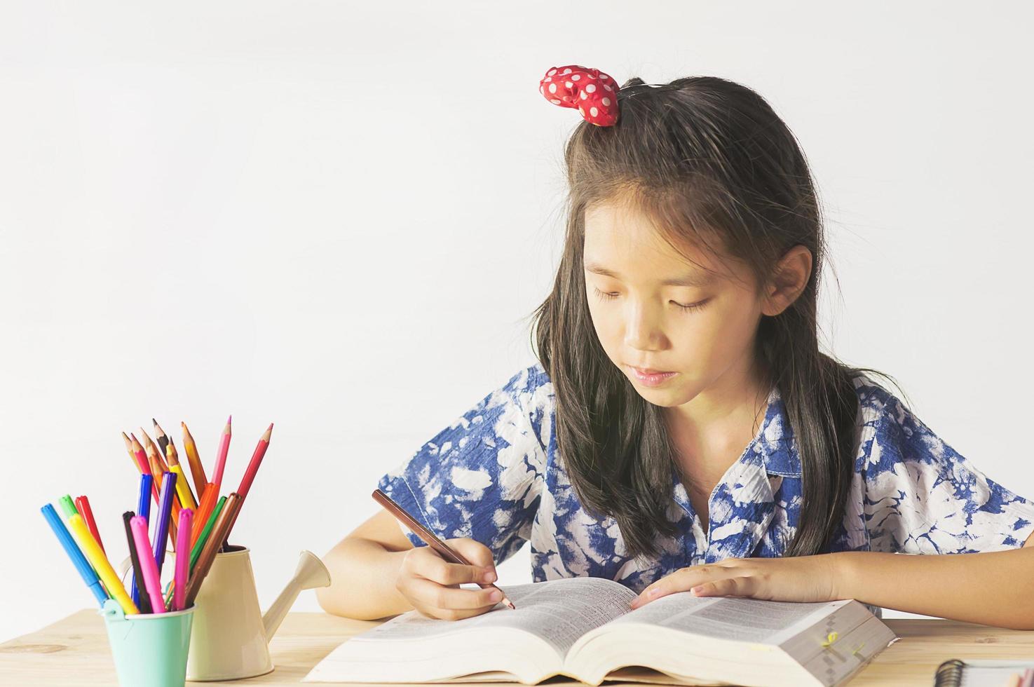 asiatisches schönes Kind liest ein Buch foto