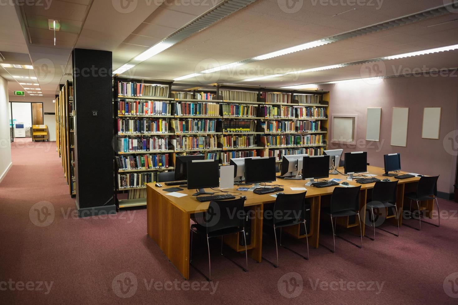 Computertische in der Bibliothek foto