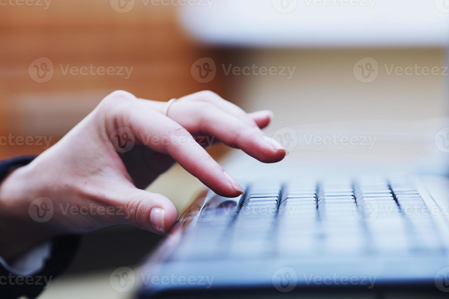 menschliche Hand wird Taste auf der Tastatur drücken foto