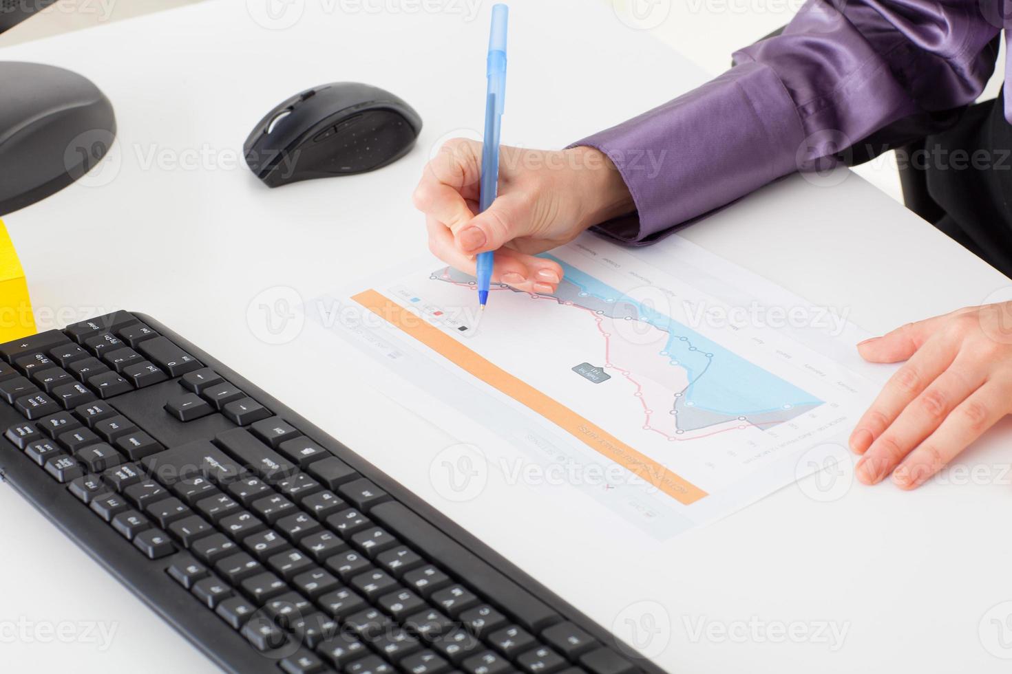 junge Frau im Büro macht ein Finanzdiagramm foto