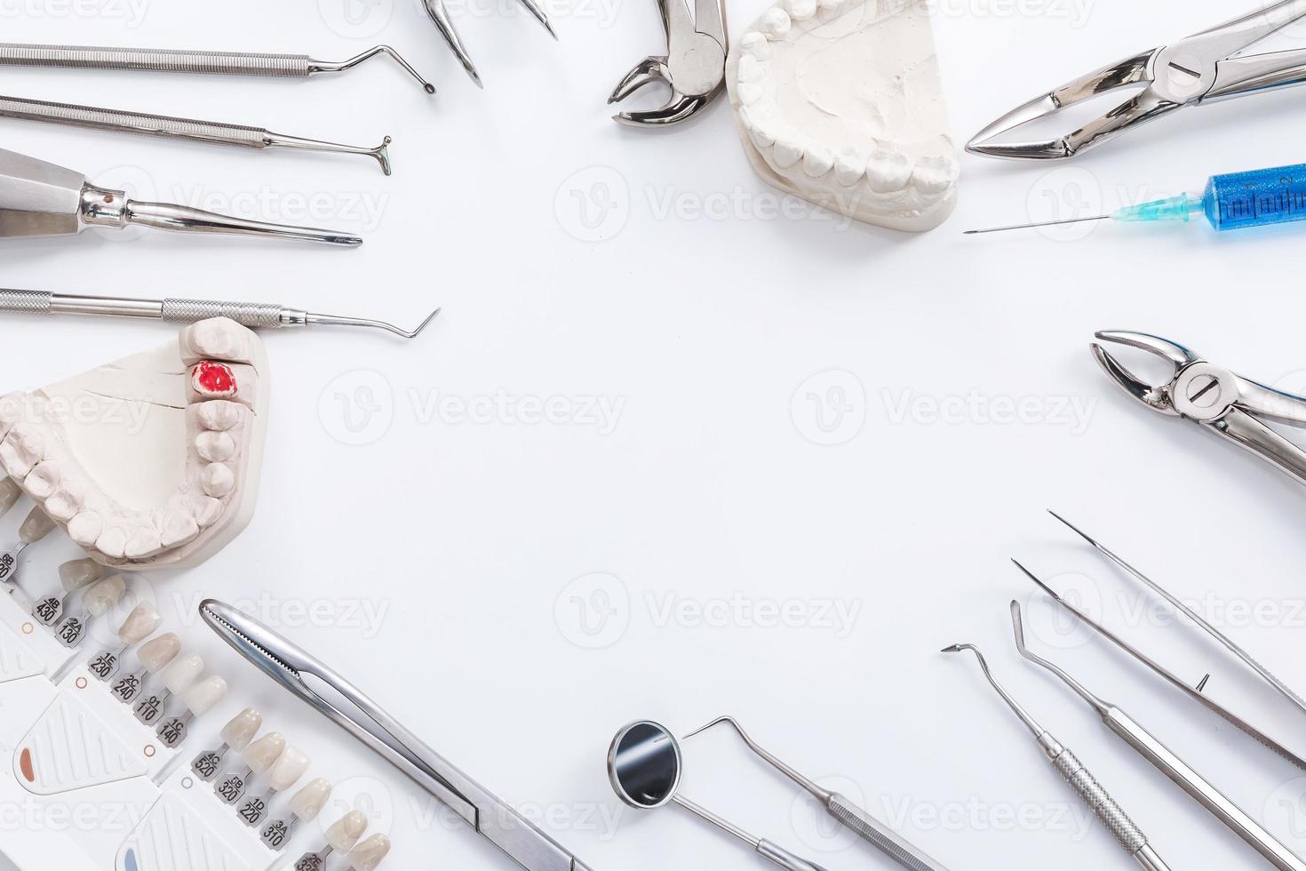 Dentalwerkzeuge auf weißem Hintergrund foto