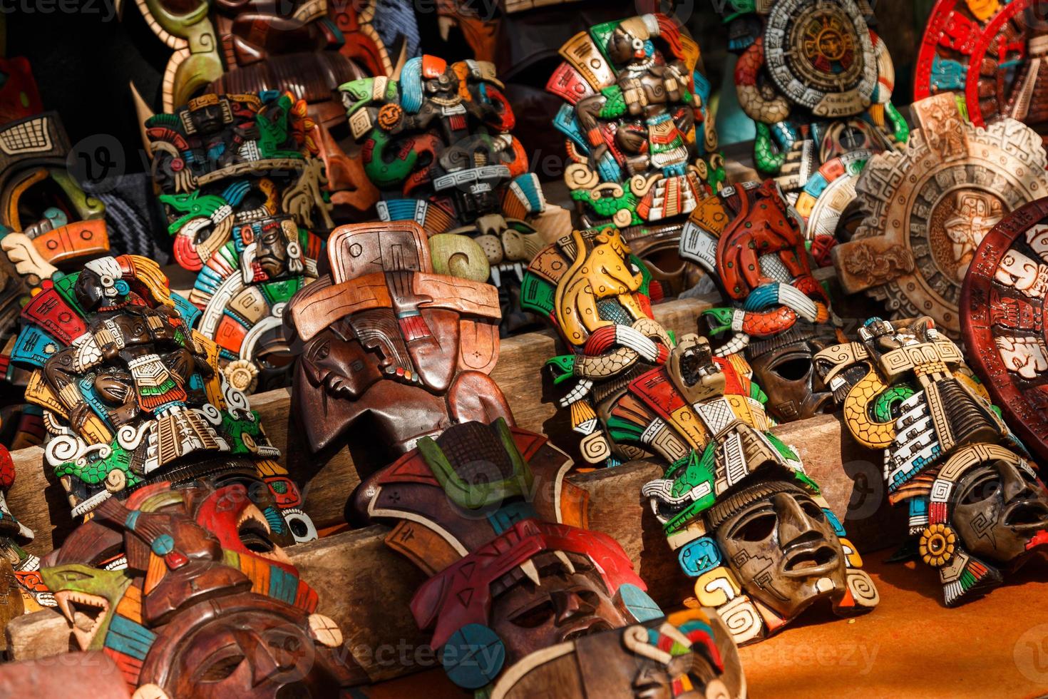 verschiedene hölzerne souvenirs auf dem lokalen mexikanischen markt foto