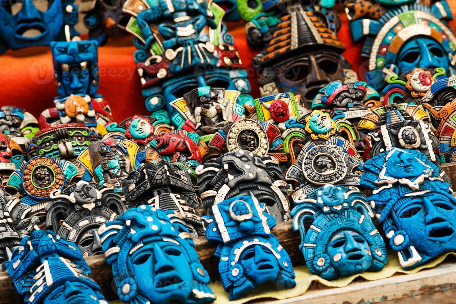 verschiedene hölzerne souvenirs auf dem lokalen mexikanischen markt foto