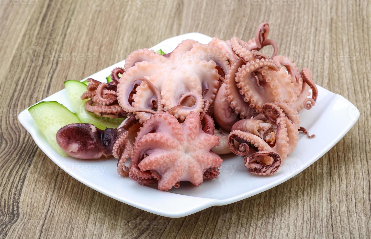 Marinierter Oktopus auf dem Teller und Holzhintergrund foto