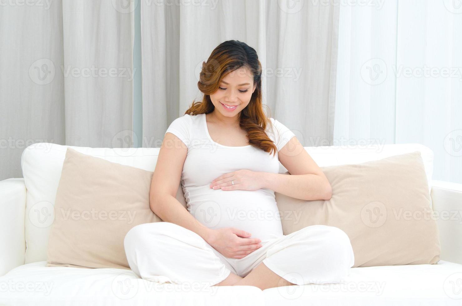 asiatische schwangere Frau foto