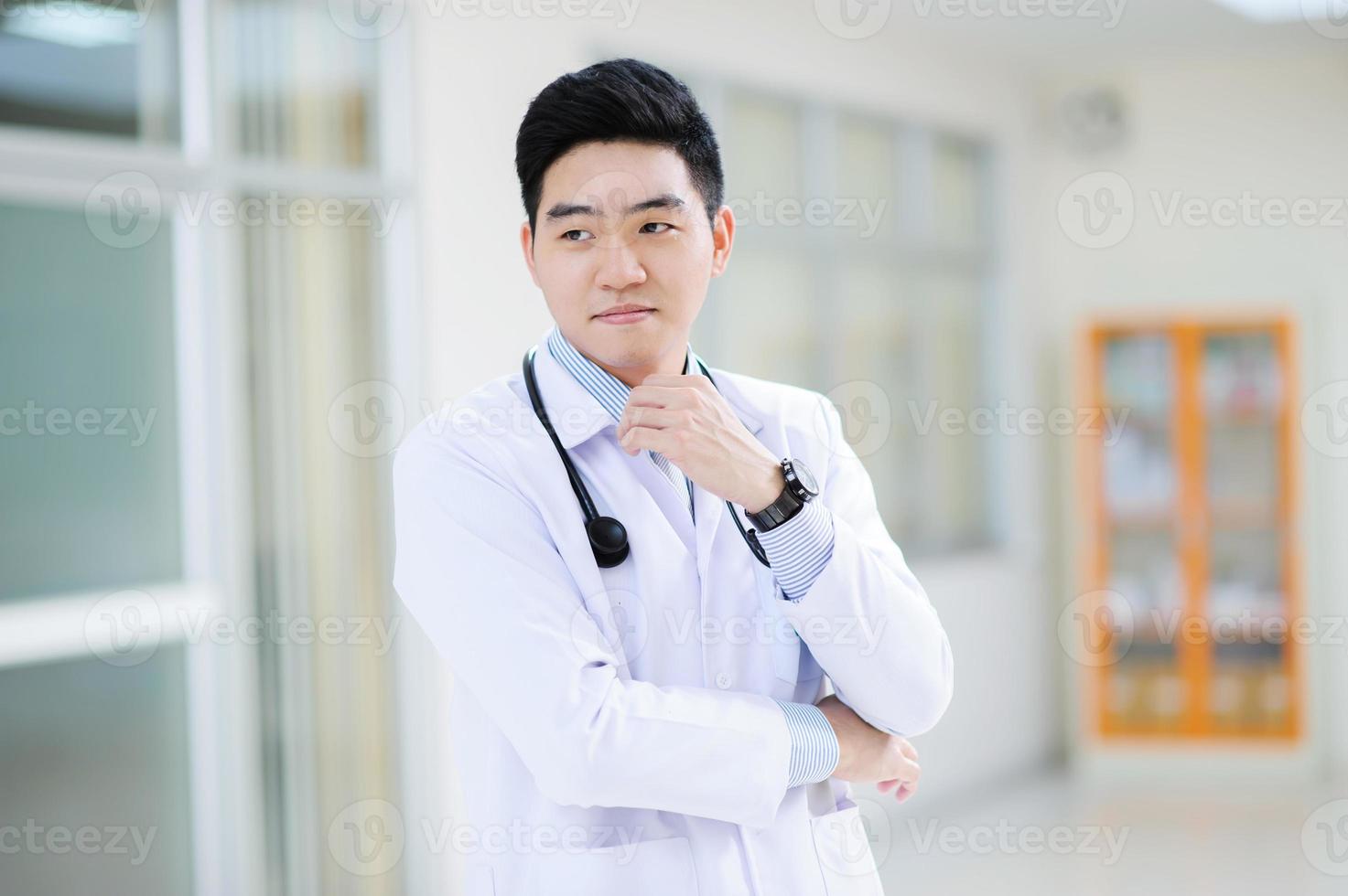 junger asiatischer Arzt foto
