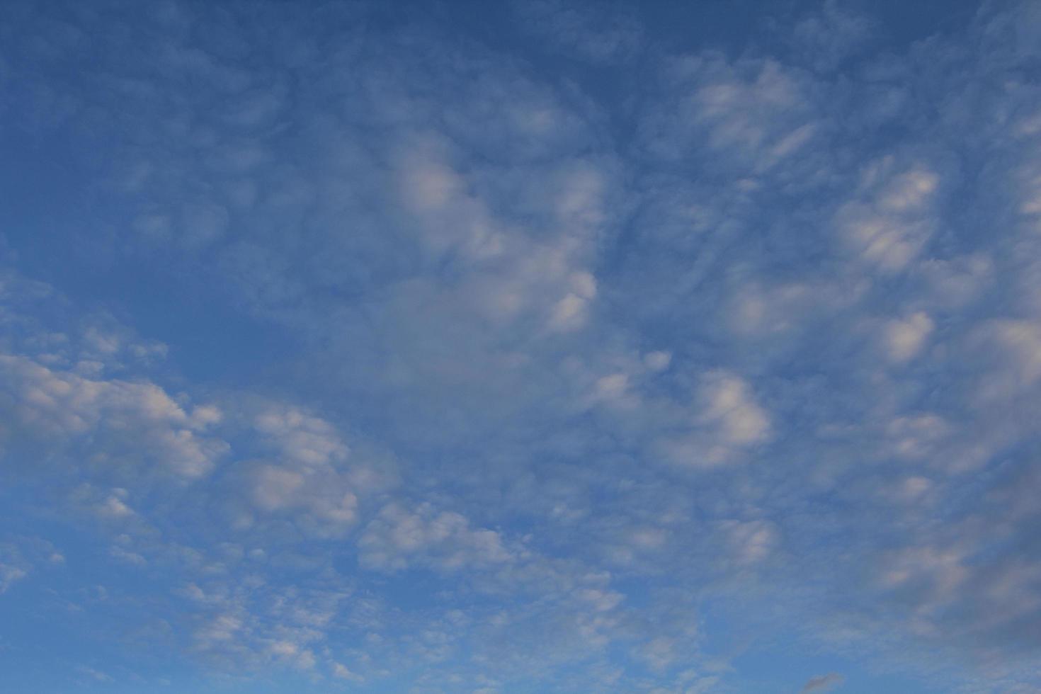 viele Wolken - viele Farben, bevor die Sonne untergeht. Die Atmosphäre war beängstigend, als würden die Sommerstürme und heftigen Regenfälle bevorstehen. foto