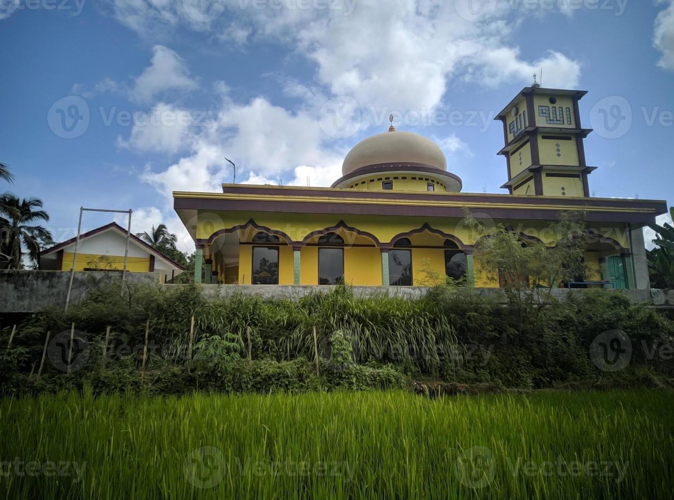Moschee im Dorf mit Reis und Himmelshintergrund foto