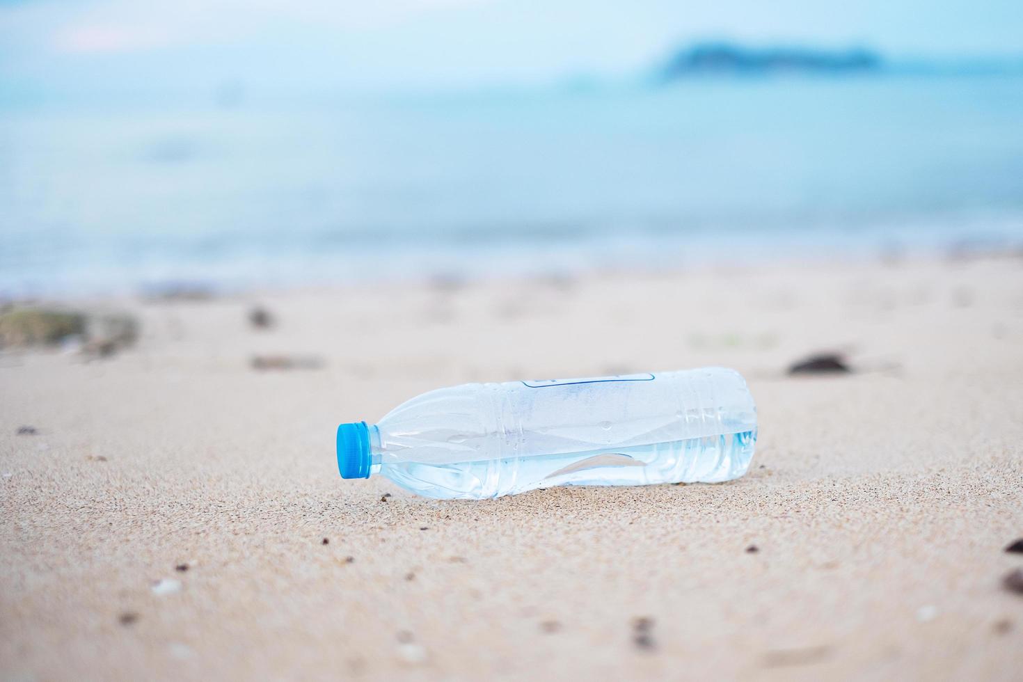 Plastikflaschenmüll am Strand. Ökologie, Umwelt, Umweltverschmutzung und ökologisches Problemkonzept foto