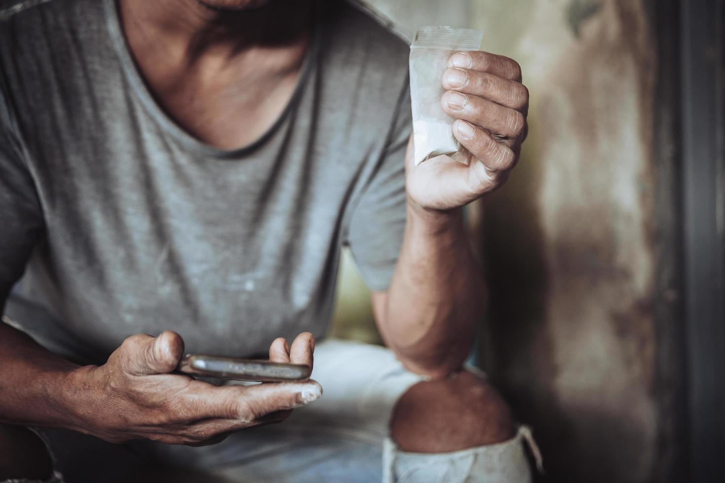 Mann ist Drogendealer. mann anruf verkauft die drogen foto