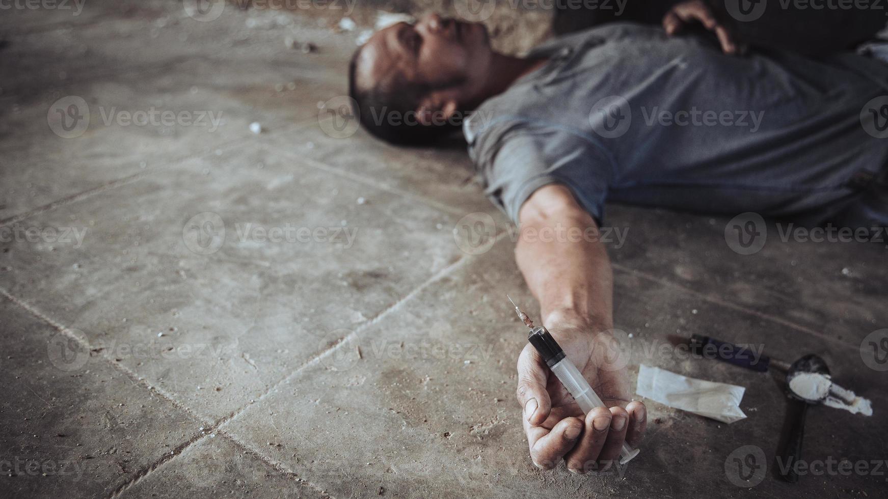 Männer sind drogenabhängig, um sich selbst Heroin in die Adern zu spritzen. foto