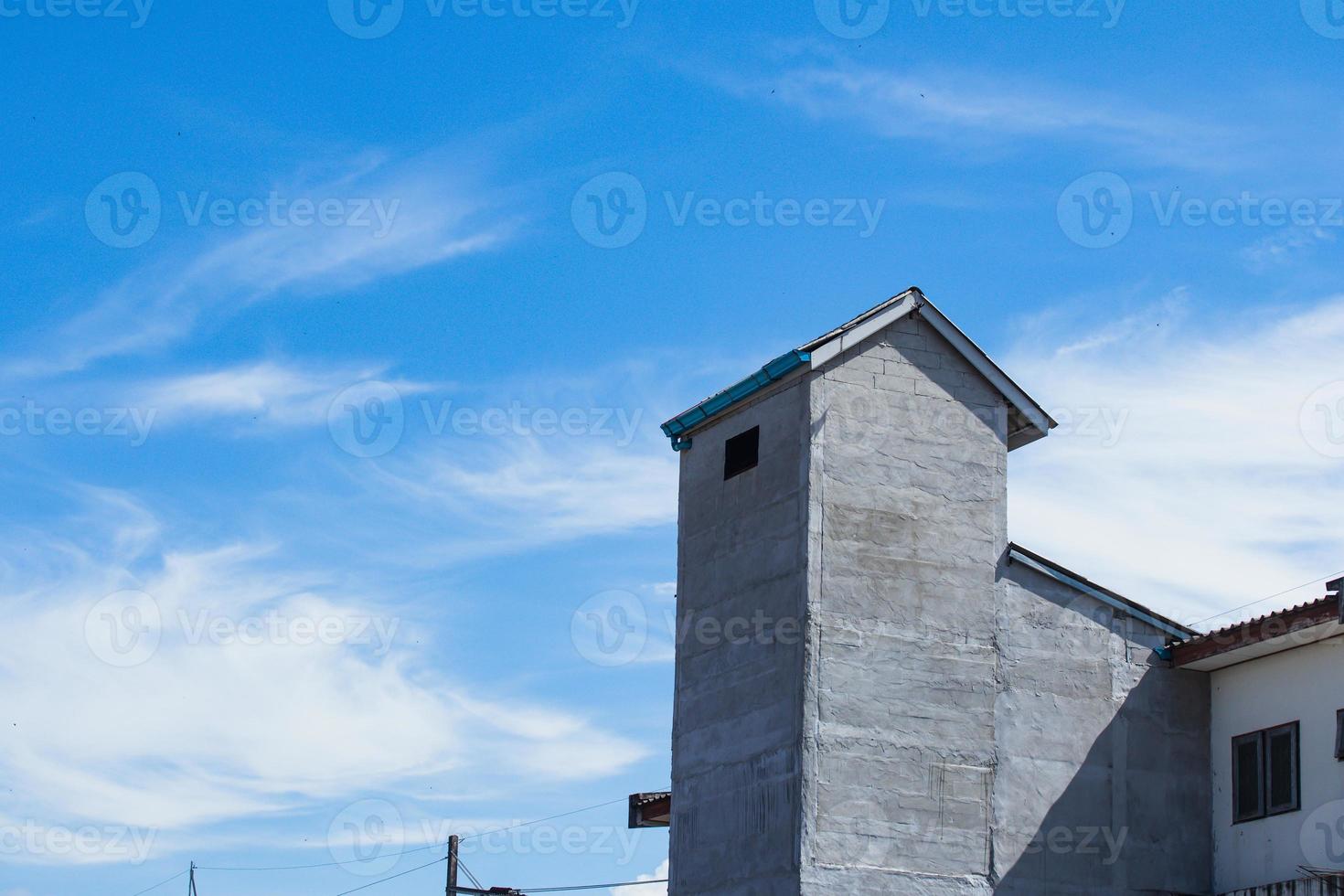 Schwalbenhäuser werden für die Landwirtschaft und Ernte von essbaren Vogelnestern verwendet. foto