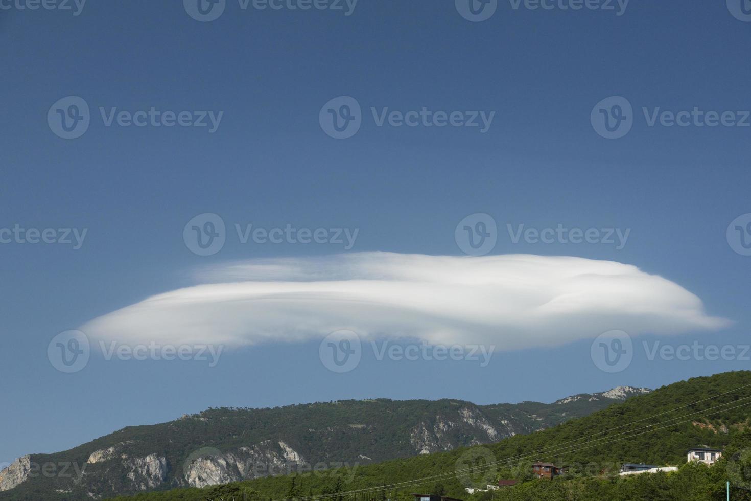 linsenförmige Wolke über einem Gebirge, Berge, im Sommer in den Morgenstunden. foto