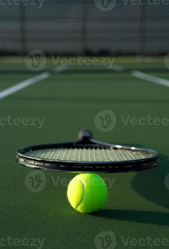 Tennisball und Schläger foto